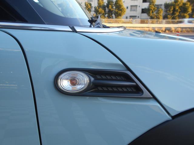 ＭＩＮＩ クーパー　アイスブルーボディ　クロームライン内外装　ＥＴＣ　６速ＡＴ　純正１５ＡＷ　ＣＤ　ＡＵＸ接続可　２０１９年製ミシュランタイヤ　ホワイトターンシグナル　後スモークフィルム施工済　純正ＯＰラゲージマット　フロントフォグライト　ブラックルーフ＆ミラーキャップ（50枚目）