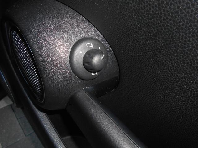 ＭＩＮＩ クーパー　アイスブルーボディ　クロームライン内外装　ＥＴＣ　６速ＡＴ　純正１５ＡＷ　ＣＤ　ＡＵＸ接続可　２０１９年製ミシュランタイヤ　ホワイトターンシグナル　後スモークフィルム施工済　純正ＯＰラゲージマット　フロントフォグライト　ブラックルーフ＆ミラーキャップ（53枚目）