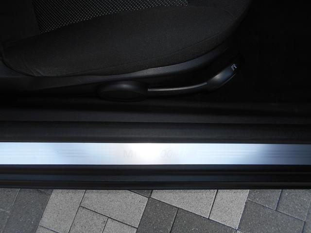 ＭＩＮＩ クーパー　アイスブルーボディ　クロームライン内外装　ＥＴＣ　６速ＡＴ　純正１５ＡＷ　ＣＤ　ＡＵＸ接続可　２０１９年製ミシュランタイヤ　ホワイトターンシグナル　後スモークフィルム施工済　純正ＯＰラゲージマット　フロントフォグライト　ブラックルーフ＆ミラーキャップ（54枚目）