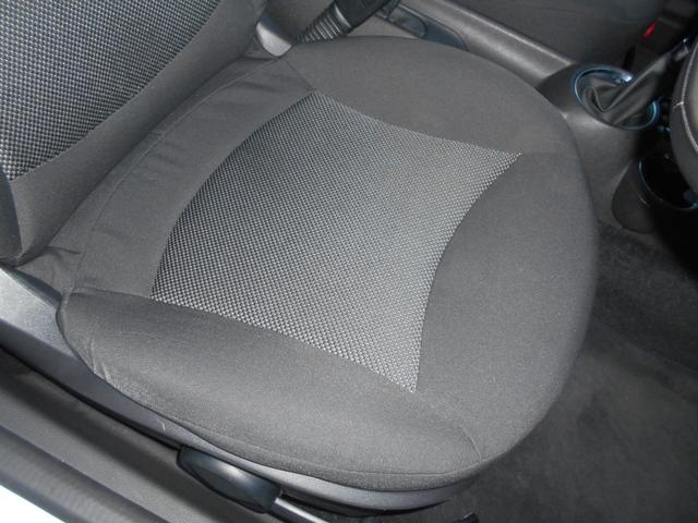 ＭＩＮＩ クーパー　アイスブルーボディ　クロームライン内外装　ＥＴＣ　６速ＡＴ　純正１５ＡＷ　ＣＤ　ＡＵＸ接続可　２０１９年製ミシュランタイヤ　ホワイトターンシグナル　後スモークフィルム施工済　純正ＯＰラゲージマット　フロントフォグライト　ブラックルーフ＆ミラーキャップ（55枚目）