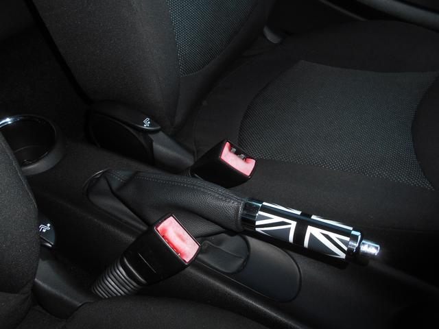 ＭＩＮＩ クーパー　アイスブルーボディ　クロームライン内外装　ＥＴＣ　６速ＡＴ　純正１５ＡＷ　ＣＤ　ＡＵＸ接続可　２０１９年製ミシュランタイヤ　ホワイトターンシグナル　後スモークフィルム施工済　純正ＯＰラゲージマット　フロントフォグライト　ブラックルーフ＆ミラーキャップ（57枚目）