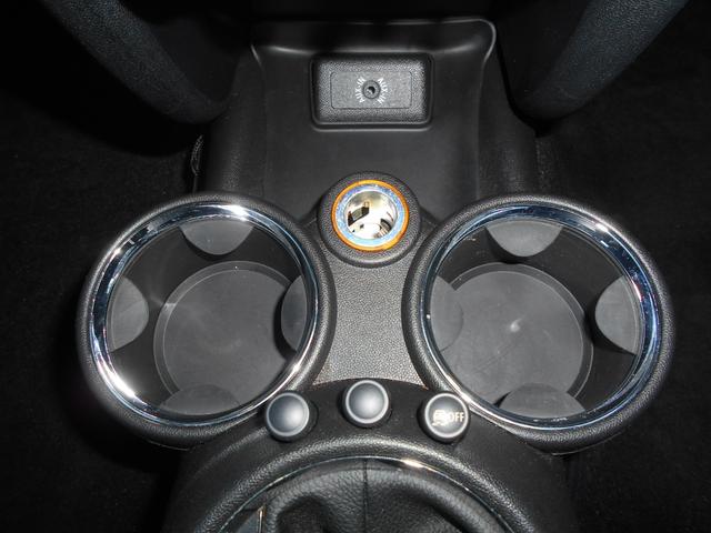 ＭＩＮＩ クーパー　アイスブルーボディ　クロームライン内外装　ＥＴＣ　６速ＡＴ　純正１５ＡＷ　ＣＤ　ＡＵＸ接続可　２０１９年製ミシュランタイヤ　ホワイトターンシグナル　後スモークフィルム施工済　純正ＯＰラゲージマット　フロントフォグライト　ブラックルーフ＆ミラーキャップ（58枚目）