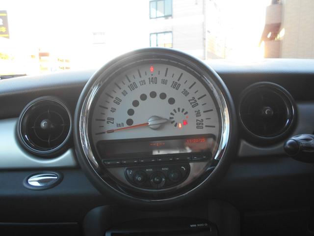 ＭＩＮＩ クーパー　アイスブルーボディ　クロームライン内外装　ＥＴＣ　６速ＡＴ　純正１５ＡＷ　ＣＤ　ＡＵＸ接続可　２０１９年製ミシュランタイヤ　ホワイトターンシグナル　後スモークフィルム施工済　純正ＯＰラゲージマット　フロントフォグライト　ブラックルーフ＆ミラーキャップ（60枚目）