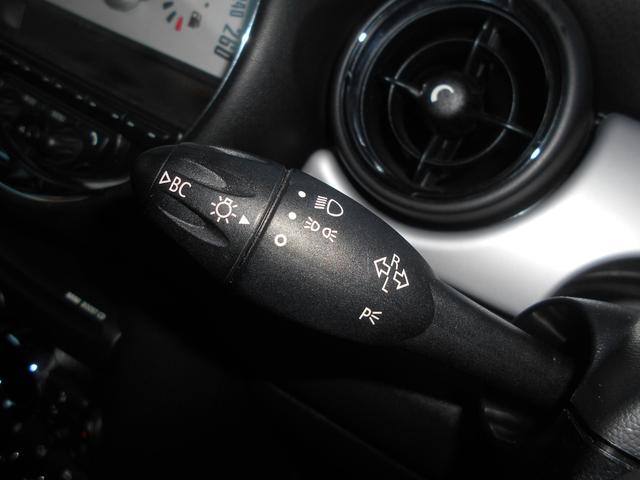 ＭＩＮＩ クーパー　アイスブルーボディ　クロームライン内外装　ＥＴＣ　６速ＡＴ　純正１５ＡＷ　ＣＤ　ＡＵＸ接続可　２０１９年製ミシュランタイヤ　ホワイトターンシグナル　後スモークフィルム施工済　純正ＯＰラゲージマット　フロントフォグライト　ブラックルーフ＆ミラーキャップ（64枚目）