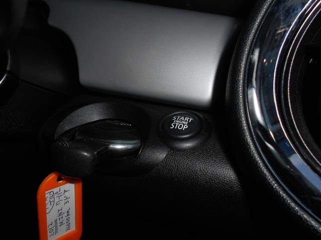 ＭＩＮＩ クーパー　アイスブルーボディ　クロームライン内外装　ＥＴＣ　６速ＡＴ　純正１５ＡＷ　ＣＤ　ＡＵＸ接続可　２０１９年製ミシュランタイヤ　ホワイトターンシグナル　後スモークフィルム施工済　純正ＯＰラゲージマット　フロントフォグライト　ブラックルーフ＆ミラーキャップ（66枚目）