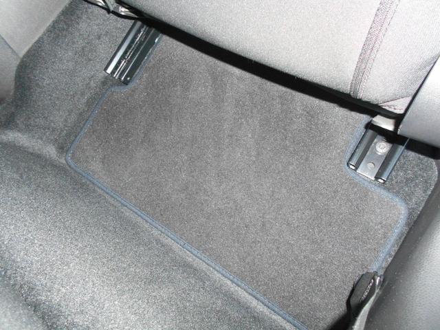 ＭＩＮＩ クーパー　アイスブルーボディ　クロームライン内外装　ＥＴＣ　６速ＡＴ　純正１５ＡＷ　ＣＤ　ＡＵＸ接続可　２０１９年製ミシュランタイヤ　ホワイトターンシグナル　後スモークフィルム施工済　純正ＯＰラゲージマット　フロントフォグライト　ブラックルーフ＆ミラーキャップ（68枚目）