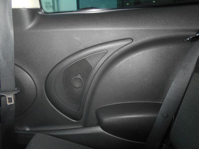 ＭＩＮＩ クーパー　アイスブルーボディ　クロームライン内外装　ＥＴＣ　６速ＡＴ　純正１５ＡＷ　ＣＤ　ＡＵＸ接続可　２０１９年製ミシュランタイヤ　ホワイトターンシグナル　後スモークフィルム施工済　純正ＯＰラゲージマット　フロントフォグライト　ブラックルーフ＆ミラーキャップ（69枚目）