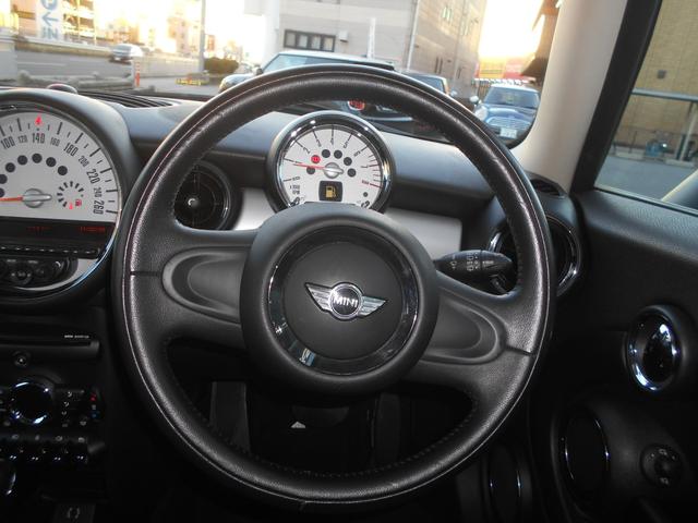 ＭＩＮＩ クーパー　アイスブルーボディ　クロームライン内外装　ＥＴＣ　６速ＡＴ　純正１５ＡＷ　ＣＤ　ＡＵＸ接続可　２０１９年製ミシュランタイヤ　ホワイトターンシグナル　後スモークフィルム施工済　純正ＯＰラゲージマット　フロントフォグライト　ブラックルーフ＆ミラーキャップ（71枚目）