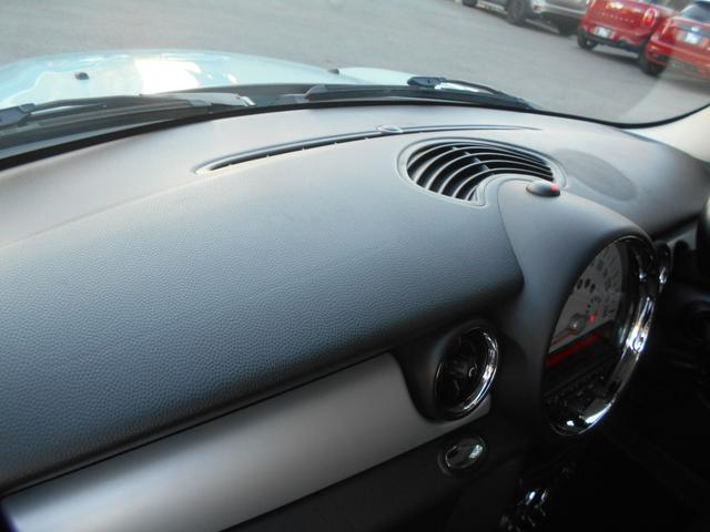 ＭＩＮＩ クーパー　アイスブルーボディ　クロームライン内外装　ＥＴＣ　６速ＡＴ　純正１５ＡＷ　ＣＤ　ＡＵＸ接続可　２０１９年製ミシュランタイヤ　ホワイトターンシグナル　後スモークフィルム施工済　純正ＯＰラゲージマット　フロントフォグライト　ブラックルーフ＆ミラーキャップ（72枚目）