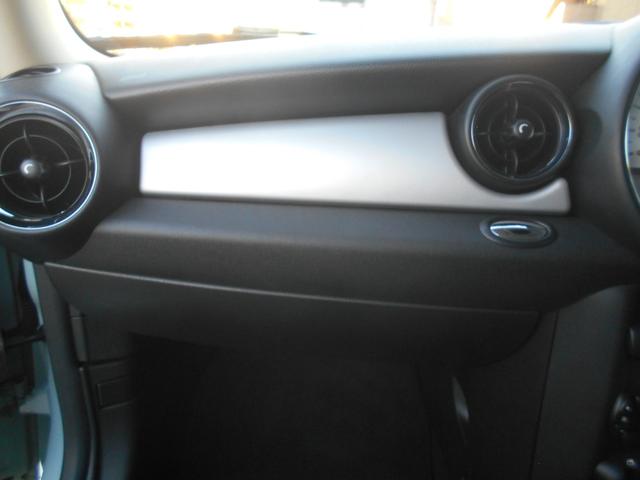 ＭＩＮＩ クーパー　アイスブルーボディ　クロームライン内外装　ＥＴＣ　６速ＡＴ　純正１５ＡＷ　ＣＤ　ＡＵＸ接続可　２０１９年製ミシュランタイヤ　ホワイトターンシグナル　後スモークフィルム施工済　純正ＯＰラゲージマット　フロントフォグライト　ブラックルーフ＆ミラーキャップ（73枚目）