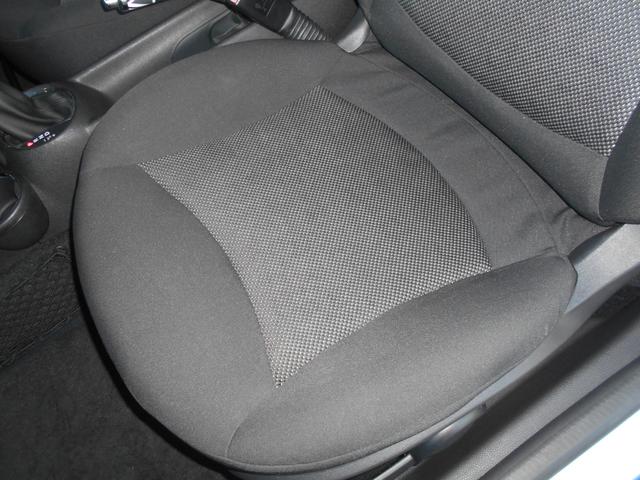 ＭＩＮＩ クーパー　アイスブルーボディ　クロームライン内外装　ＥＴＣ　６速ＡＴ　純正１５ＡＷ　ＣＤ　ＡＵＸ接続可　２０１９年製ミシュランタイヤ　ホワイトターンシグナル　後スモークフィルム施工済　純正ＯＰラゲージマット　フロントフォグライト　ブラックルーフ＆ミラーキャップ（75枚目）