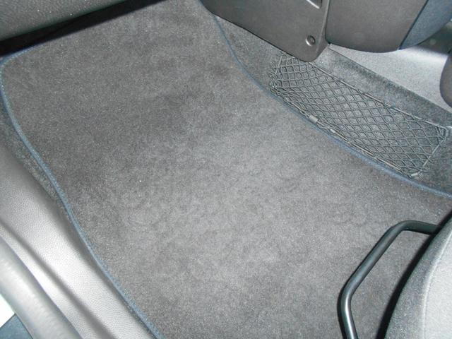 ＭＩＮＩ クーパー　アイスブルーボディ　クロームライン内外装　ＥＴＣ　６速ＡＴ　純正１５ＡＷ　ＣＤ　ＡＵＸ接続可　２０１９年製ミシュランタイヤ　ホワイトターンシグナル　後スモークフィルム施工済　純正ＯＰラゲージマット　フロントフォグライト　ブラックルーフ＆ミラーキャップ（76枚目）