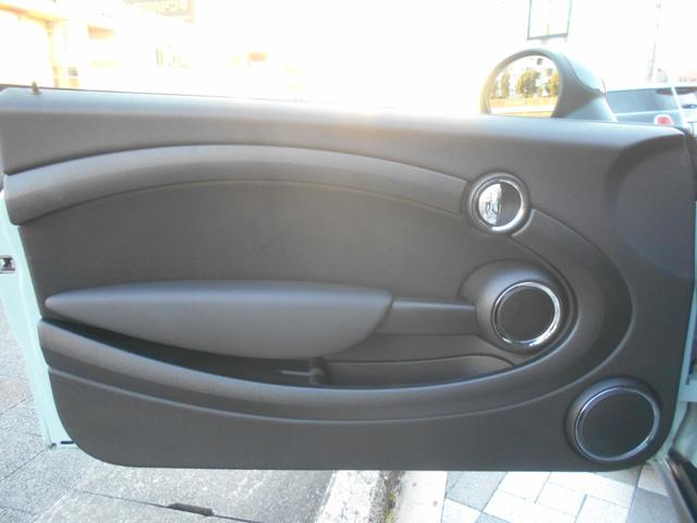 ＭＩＮＩ クーパー　アイスブルーボディ　クロームライン内外装　ＥＴＣ　６速ＡＴ　純正１５ＡＷ　ＣＤ　ＡＵＸ接続可　２０１９年製ミシュランタイヤ　ホワイトターンシグナル　後スモークフィルム施工済　純正ＯＰラゲージマット　フロントフォグライト　ブラックルーフ＆ミラーキャップ（78枚目）