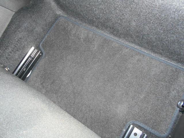 ＭＩＮＩ クーパー　アイスブルーボディ　クロームライン内外装　ＥＴＣ　６速ＡＴ　純正１５ＡＷ　ＣＤ　ＡＵＸ接続可　２０１９年製ミシュランタイヤ　ホワイトターンシグナル　後スモークフィルム施工済　純正ＯＰラゲージマット　フロントフォグライト　ブラックルーフ＆ミラーキャップ（80枚目）