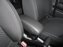 運転席と助手席の間にはアームレストがオプションで装着されております。中には小物が入れれるようになっており、邪魔な時は上にずらすことも出来ます。長距離運転にはマストなアイテムです!