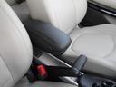 運転席と助手席の間にはアームレストがオプションで装着されております。中には小物が入れれるようになっており、邪魔な時は上にずらすことも出来ます。長距離運転にはマストなアイテムです!
