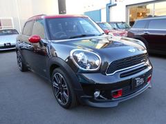 ２０１３年式のＭＩＮＩクロスオーバー、ＪＣＷ（ジョンクーパーワークス）が入庫いたしました。エンジンや足廻り、内外装のデザインやマフラーが専用仕様になったスペシャルモデル、お探しの方は早い者勝ちです！ 2