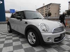 ２０１３年式のＭＩＮＩ３ドア、１６００ｃｃＮＡエンジン搭載の「クーパー」が入庫いたしました。先代モデル（Ｒ５６型）でもマイナーチェンジ後の後期型で、内外装のデザインやエンジンが改良されております。 2