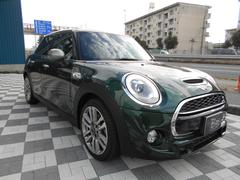 ２０１７年式のＭＩＮＩ５ドアの特別仕様車「セブン」のＳグレードが入庫しました。グレールーフやモルトブラウンのインテリアがお洒落なモデルで、他にも専用装備が各所に施されたオリジナリティー溢れた一台です。 2