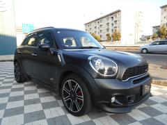 ２０１４年式のＭＩＮＩクロスオーバー、スポーツグレードＪＣＷ（ジョンクーパーワークス）の国内３９台限定販売「ブラックナイト」です。「フローズンブラック」というつや消しブラックボディの特別な一台です。 2