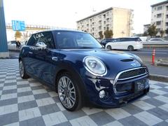 ２０１６年式のＭＩＮＩ３ドアハッチバック、ＳＤ（スポーツディーゼル）が入庫いたしました。ＭＩＮＩユアーズＰＫＧ装着車で、内外装に高級感のあるオプションが色々と装着されているこだわりの一台です。 2