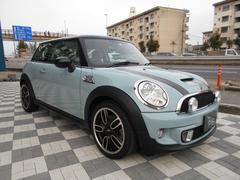 ２０１４年式のＭＩＮＩ３ドア、１，６００ｃｃ４気筒ターボエンジン搭載のＳグレードが入庫いたしました。ＢＭＷ第二世代（Ｒ５６型）でも本当の最終型、程度のよい貴重な一台をお探しの方は早い者勝ちです！ 2