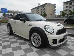 ２０１３年式のＭＩＮＩクーペ、ＪＣＷ（ジョンクーパーワークス）の６速ＡＴモデルが入庫いたしました。とっても珍しい２シータークーペモデルのスポーツグレード、お探しの方は早い者勝ちですよ！ 2