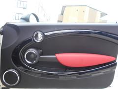 弊社１・２階は屋内型のショールームになっており、雨天時でも展示車をごゆっくりとご覧頂けるようになっております。屋内展示車であっても、定期的なエンジン始動とアイドリングは欠かさず行っております！ 7