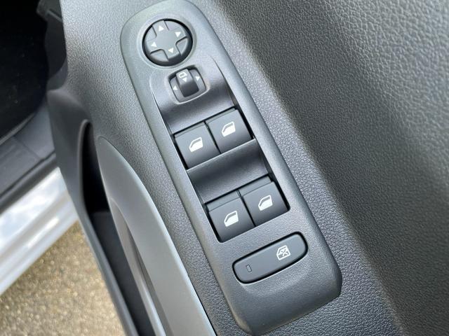 ベルランゴ マックス ブルーHDi ガラスルーフ/禁煙車/修復歴無し/正規認定中古車/新車保証継承/両側スライドドア/Carplay/アンドロイドオート/ACC/フレキシブルラゲッジトレイ/バックカメラ/前後コーナーセンサー(17枚目)