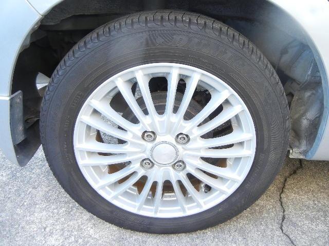 アルミホイール付！鉄ホイールと違って軽いので燃費にも影響してきます。ガソリンの高騰に少しは貢献します！あと単純に足元がきまります。愛知　大治　格安　軽四　中古車　ジーフリー　Ｇ−ＦＲＥＥ