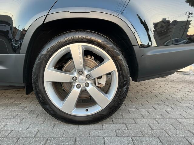 ディフェンダー １３０ＳＥ　Ｄ３００　ディーゼルターボ　４ＷＤ　８人乗エアサス　２２インチ　シートヒーター　液晶ルームミラー　２２インチアルミホイールスタイル５０９８　スライディングパノラミックルーフ（9枚目）