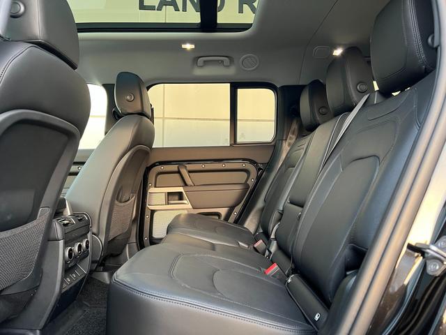 ディフェンダー １３０ＳＥ　Ｄ３００　ディーゼルターボ　４ＷＤ　８人乗エアサス　２２インチ　シートヒーター　液晶ルームミラー　２２インチアルミホイールスタイル５０９８　スライディングパノラミックルーフ（16枚目）