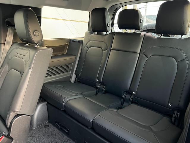 ディフェンダー １３０ＳＥ　Ｄ３００　ディーゼルターボ　４ＷＤ　８人乗エアサス　２２インチ　シートヒーター　液晶ルームミラー　２２インチアルミホイールスタイル５０９８　スライディングパノラミックルーフ（17枚目）