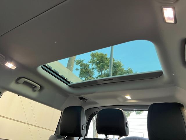 ディフェンダー １３０ＳＥ　Ｄ３００　ディーゼルターボ　４ＷＤ　８人乗エアサス　２２インチ　シートヒーター　液晶ルームミラー　２２インチアルミホイールスタイル５０９８　スライディングパノラミックルーフ（19枚目）