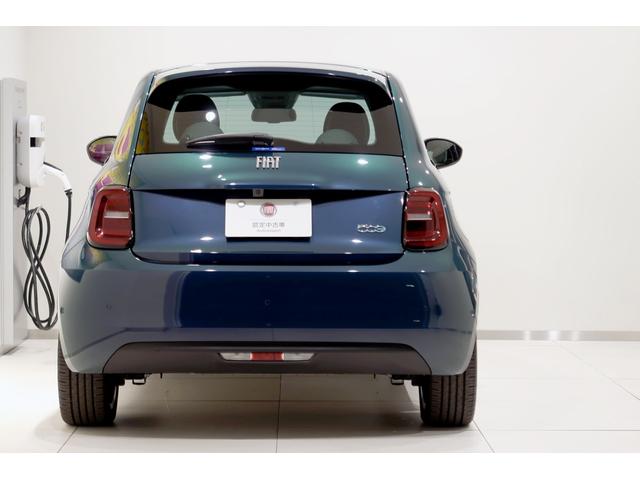 ５００ｅ アイコン　４３Ｋｗ　ワンオーナー　ＦＩＡＴロゴエコレザーシート　純正ナビ　１０．２５タッチパネルディスプレイ　ワイヤレスチャージングパッド　ＥＴＣ２．０　ＬＥＤヘッドライト　ガラスルーフ　新車保証継承（3枚目）