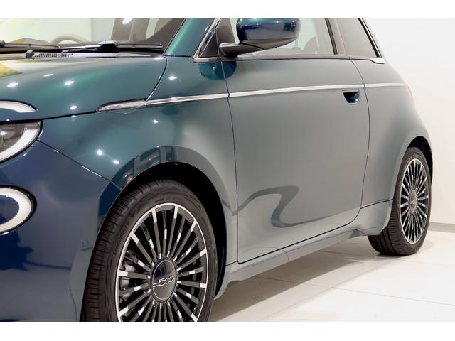 ５００ｅ アイコン　４３Ｋｗ　ワンオーナー　ＦＩＡＴロゴエコレザーシート　純正ナビ　１０．２５タッチパネルディスプレイ　ワイヤレスチャージングパッド　ＥＴＣ２．０　ＬＥＤヘッドライト　ガラスルーフ　新車保証継承（9枚目）