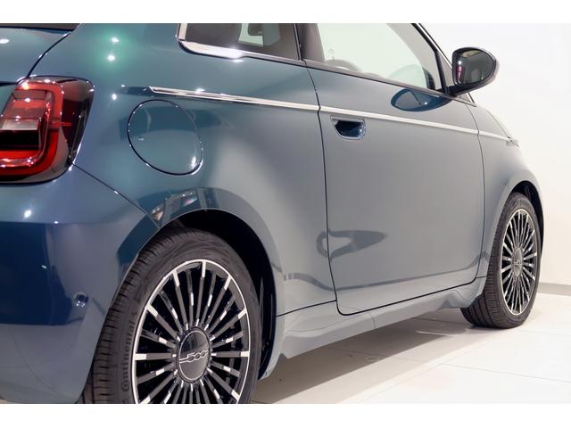 ５００ｅ アイコン　４３Ｋｗ　ワンオーナー　ＦＩＡＴロゴエコレザーシート　純正ナビ　１０．２５タッチパネルディスプレイ　ワイヤレスチャージングパッド　ＥＴＣ２．０　ＬＥＤヘッドライト　ガラスルーフ　新車保証継承（13枚目）