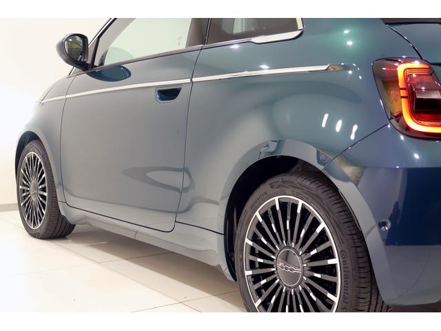 ５００ｅ アイコン　４３Ｋｗ　ワンオーナー　ＦＩＡＴロゴエコレザーシート　純正ナビ　１０．２５タッチパネルディスプレイ　ワイヤレスチャージングパッド　ＥＴＣ２．０　ＬＥＤヘッドライト　ガラスルーフ　新車保証継承（16枚目）