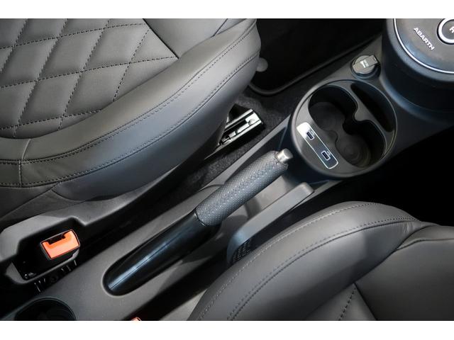 アバルト６９５ ツーリズモ　ワンオーナー　ブラックレザー　７インチタッチパネルモニター付Ｕｃｏｎｎｅｃｔ　レコードモンツファマフラー　ブレンボイエローキャリパー　バックソナー　パドルシフト　新車保証継承（32枚目）