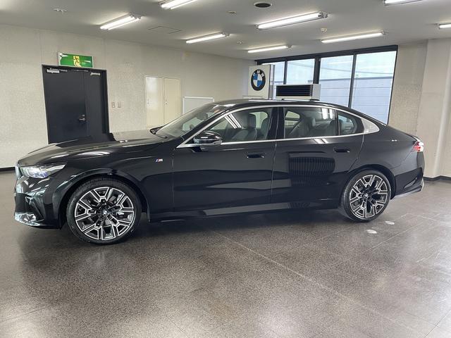 ５シリーズ ５２５Ｌｉ　エクスクルーシブ　Ｍスポーツ　ワンオーナー車　ブラックレザーシート　純正ナビゲーション　ＥＴＣ　地デジチューナー　アクティブクルーズコントロール　フロント・リアコーナーセンサー（7枚目）