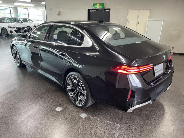 ５シリーズ ５２５Ｌｉ　エクスクルーシブ　Ｍスポーツ　ワンオーナー車　ブラックレザーシート　純正ナビゲーション　ＥＴＣ　地デジチューナー　アクティブクルーズコントロール　フロント・リアコーナーセンサー（8枚目）