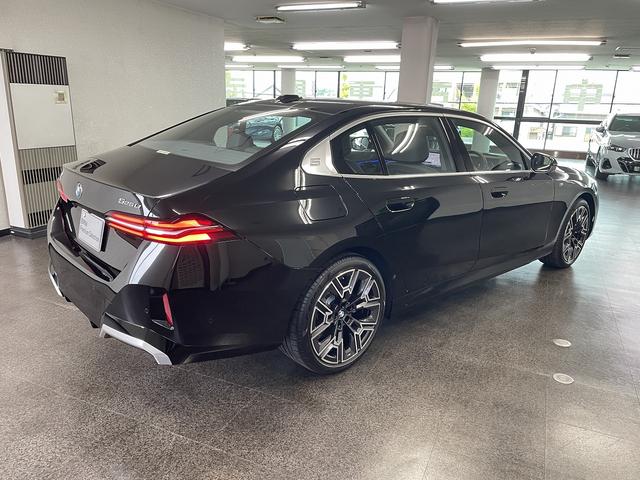 ５シリーズ ５２５Ｌｉ　エクスクルーシブ　Ｍスポーツ　ワンオーナー車　ブラックレザーシート　純正ナビゲーション　ＥＴＣ　地デジチューナー　アクティブクルーズコントロール　フロント・リアコーナーセンサー（13枚目）