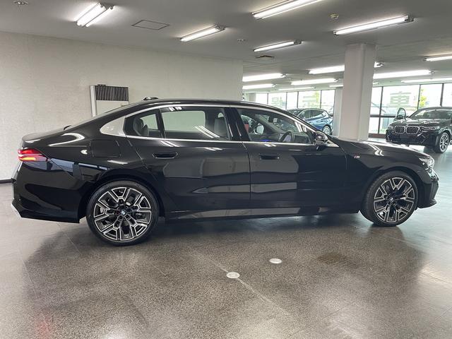 ５シリーズ ５２５Ｌｉ　エクスクルーシブ　Ｍスポーツ　ワンオーナー車　ブラックレザーシート　純正ナビゲーション　ＥＴＣ　地デジチューナー　アクティブクルーズコントロール　フロント・リアコーナーセンサー（14枚目）