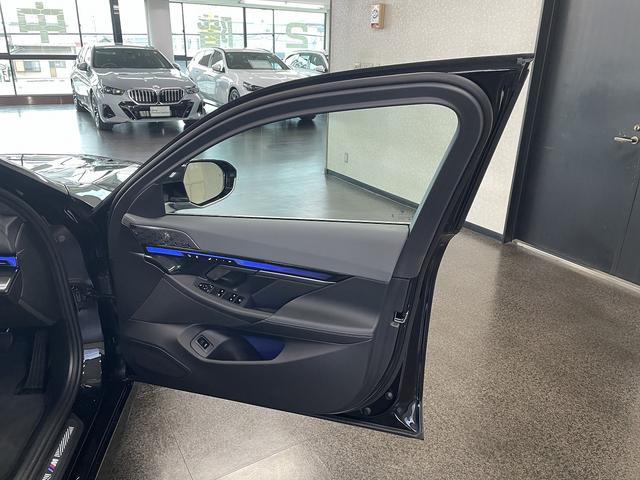 ５シリーズ ５２５Ｌｉ　エクスクルーシブ　Ｍスポーツ　ワンオーナー車　ブラックレザーシート　純正ナビゲーション　ＥＴＣ　地デジチューナー　アクティブクルーズコントロール　フロント・リアコーナーセンサー（29枚目）