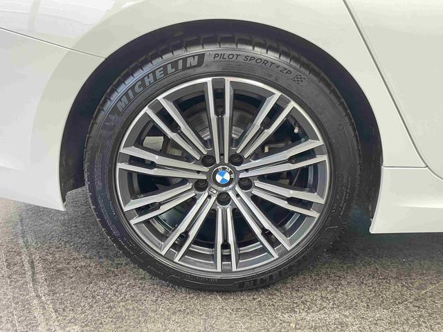 ３シリーズ ３１８ｉツーリング　Ｍスポーツ　ワンオーナー車　コンフォートパッケージ　１８インチ　ＴＶチューナー　電動トランクゲート　アラウンドビューモニター　シートヒーター（20枚目）