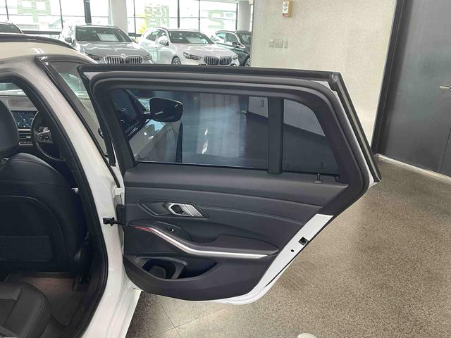 ３シリーズ ３１８ｉツーリング　Ｍスポーツ　ワンオーナー車　コンフォートパッケージ　１８インチ　ＴＶチューナー　電動トランクゲート　アラウンドビューモニター　シートヒーター（27枚目）