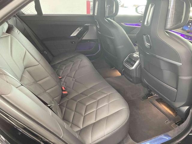 ７シリーズ ７４０ｄ　ｘＤｒｉｖｅ　Ｍスポーツ　元デモカー　ブラックレザー　Ｂｏｗｅｒｓ　＆　Ｗｉｌｋｉｎｓ　アイコニックグロー　アラウンドビューモニター　電動トランクゲート（8枚目）