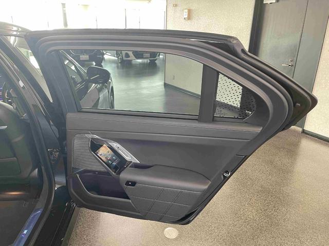 ７シリーズ ７４０ｄ　ｘＤｒｉｖｅ　Ｍスポーツ　元デモカー　ブラックレザー　Ｂｏｗｅｒｓ　＆　Ｗｉｌｋｉｎｓ　アイコニックグロー　アラウンドビューモニター　電動トランクゲート（12枚目）