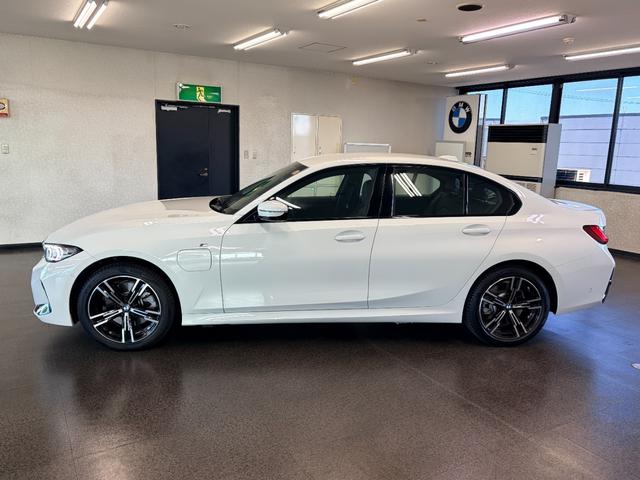 3シリーズ 330e Mスポーツ 弊社デモカー ブラックレザーシート 純正ナビゲーション ETC フロント・リアコーナーセンサー アクティブクルーズコントロール アラウンドビューモニター(7枚目)