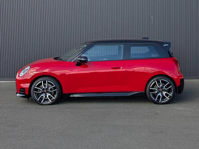 ＭＩＮＩ クーパーＳＥ　ジョン・クーパー・ワークス・トリム　新型　認定中古車　純正ＡＲナビ　パノラマビューモニター　アクティブクルーズコントロール　ＥＴＣ　ＬＥＤヘッドライト　シートヒーター　１８インチＡＷ　衝突被害軽減ブレーキ（4枚目）